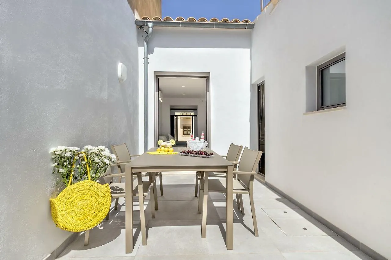 Townhouse Tonina Villa S'Illot  İspanya
