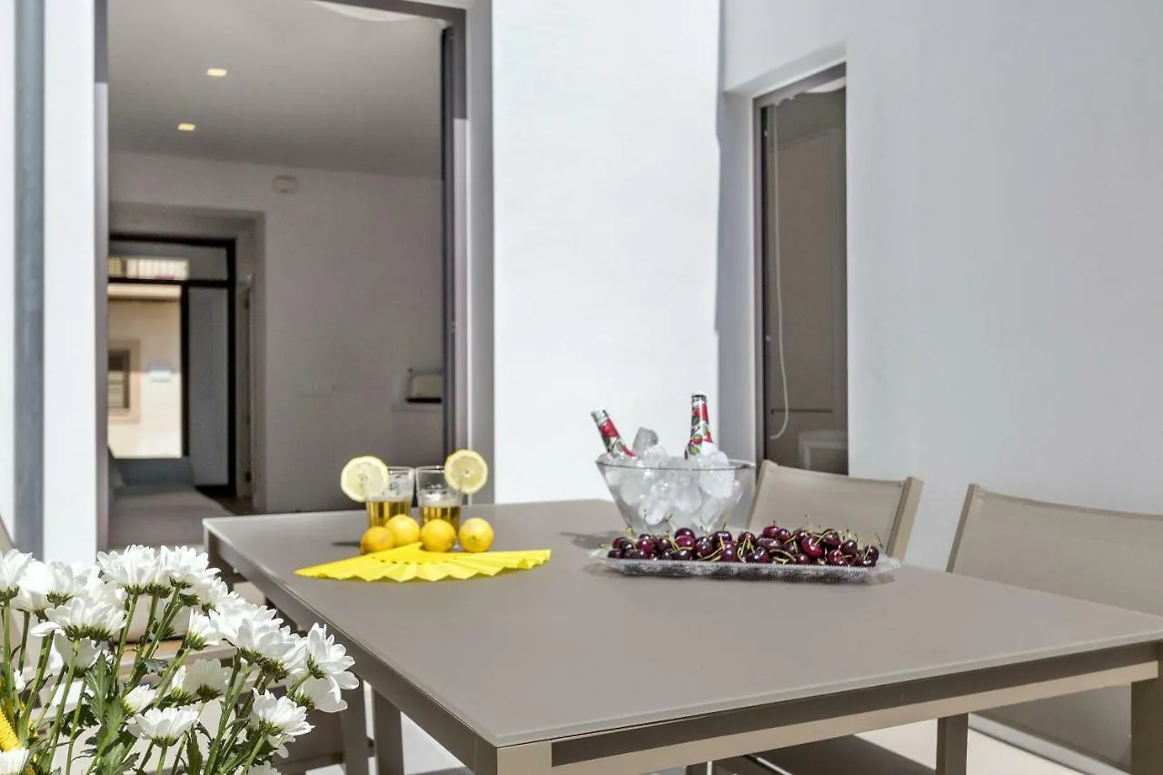 Townhouse Tonina Villa S'Illot  İspanya